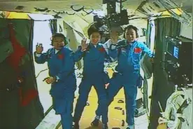 航天员在太空飞船里练游泳，那才叫真正的萌翻了！