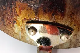 终于知道铁锅应该这样刷，把它撒上去，再多黑垢油脂都往下掉视频封面