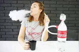 漂亮女孩教你用塑料瓶制作水烟，在街上抽回头率100%，太酷了视频封面