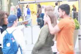 恶作剧 街头用手捂住路人的眼睛说猜猜我是谁 妹子吓得赶紧躲开视频封面