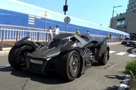 价值千万的蝙蝠战车出街了，霸气的外观让后面的保时捷918汗颜了