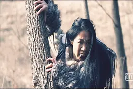 深山里遇见女狼人，战斗力太强了，8连杀开挂的存在视频封面