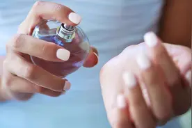 这才是喷香水的正确方式，喷一点就能持续一整天，很多人都不知道视频封面