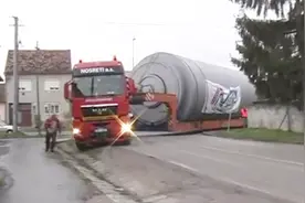 “超大型”货车都是这样转弯的，月薪几十万可不是那么好赚的