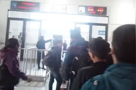 G289排队啦！G289排队啦！青州市站旅客排队检票