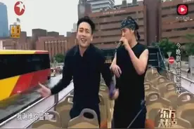 罗志祥和黄宗泽上双层巴士，模仿张学友演唱会，学得超像啊视频封面
