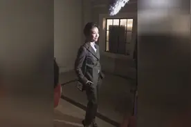 刘涛一身西装格外霸气，不料鞋子太大被吐槽：35的脚穿40码的鞋视频封面