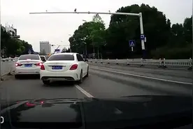 左转车道事故，借直行车道左转，算不算违章？高清视频封面