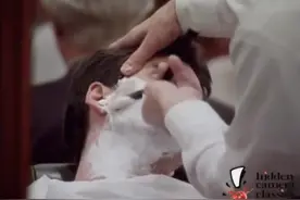 国外恶搞：理发店恶搞，刮胡子刮出血啦！最后却高兴的哈哈大笑视频封面