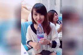 秒喝矿泉水都是假的，下一秒才是真的套路，闺蜜快被气死了视频封面