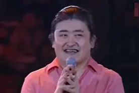 54岁刘欢和卢璐生活近照，妻子面目全非造型雷人，依然不离不弃视频封面