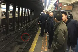 醉汉纽约地铁站调戏华人妇女 白人青年出手相救图片