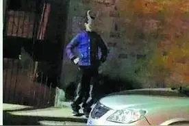 熊孩子戴面具吓人被抓 喜欢扮鬼吓路人图片