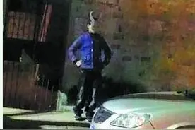 熊孩子戴面具吓人被抓 喜欢扮鬼吓路人图片