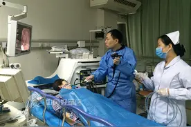 西京医院专家内镜下完整取出特大胃窦隆起病变图片