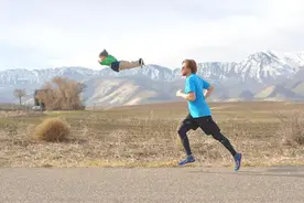 看，他会飞！图片