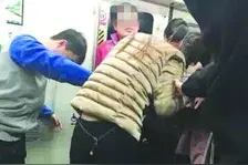 因拥挤口角 两女子地铁内互殴图片