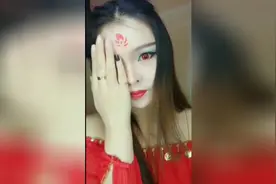 美女化两面妆，看起来就像两张脸，这化妆术太强了