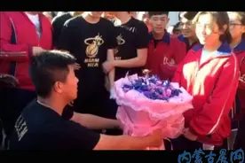 呼市六中男生校内捧花表白？图片