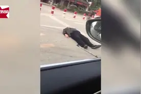 拄拐老人马路中间突然倒地，你扶不扶？三位小伙亮出答案视频封面