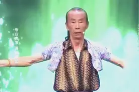 主持人都膜拜的中国鬼手王现场展示缩骨功，台下小姑娘吓得直捂眼视频封面