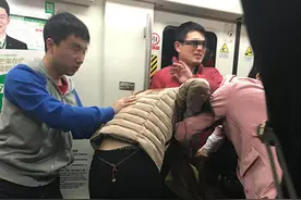 今晨沈阳地铁内两名女子打架 一女子眼部被抓伤图片