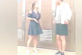 排队上厕所，如果等不及了怎么办？看矮个小哥机智先上！视频封面