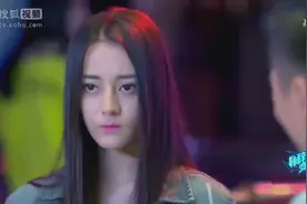 迪丽热巴陪富家千金去酒吧，没想到对方喝多，热巴男友力爆发