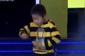 七岁功夫小子上台大秀八块腹肌 一首送给偶像吴京的歌 爆笑全场