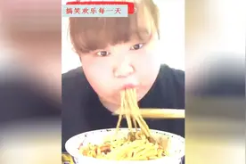 200斤的胖丫开饭了，韭菜鸡蛋饺子，炸酱面，感觉你胖了