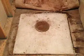 男子意外发现祖父家地板下的保险箱，打开他被找到的东西惊呆了！图片