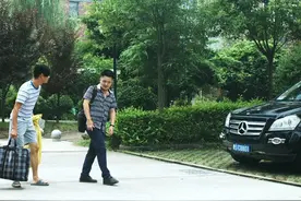 土豪表哥和农村表弟无意间说出赚钱内幕，终身受益啊图片