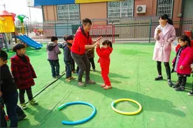 小红花幼儿园情商游戏:花样海绵棒图片