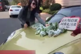 女子开百万豪车卖青菜：50元一包 买不起就别看图片