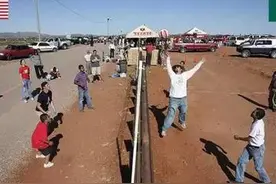 那些奇葩的国界线，有的就是一条马路，有的几秒钟能走三个国家图片