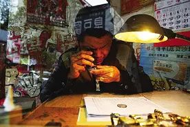 430社区小小修表店滴滴答答走了32年图片