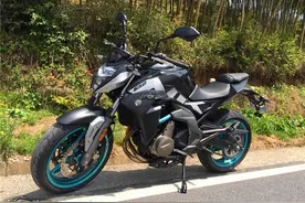 新款春风650NK外观和400NK几乎相同，试车报告随后奉上图片