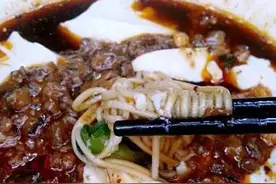 重庆那些不足20平的小店，凭什么让人挤破脑袋也想吃！图片