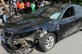 13日长江南路车祸撞死一人，引发网友热议。都是咋议的？图片
