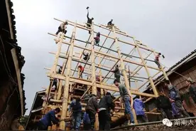 多图慎点-湘桂黔农村盖房上梁仪式，会是怎样一个热闹的场面图片