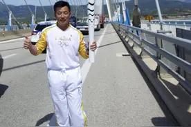 郭川在希腊传递里约奥运会火炬图片