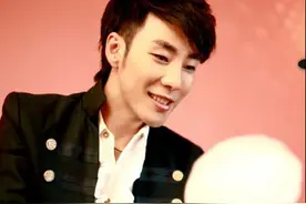 他是神曲创作天才，曾与黄致列同台，事业巅峰期为何选择退出？图片
