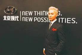 权志龙现身北京代言，微笑不语3分钟，狂揽1800万！图片