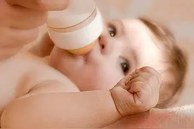 宝宝为何常常紧握拳头，其中的秘密许多妈妈都不知道图片