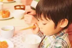 大人永远感觉孩子吃不饱，这样逼迫孩子吃饭出大问题了！图片