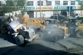 现实版汽车人大战上演！多辆铲车马路中间架开铲子混战！图片