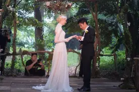 他曾被贬丑的像猴，章子怡却说有他很幸福，如今他结婚地点选公园图片