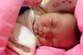 孕妈生宝宝痛的扯头发，揪床单，甚至撞墙！为宝宝仍坚持顺产！图片