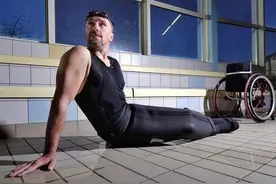 化身美人鱼，荷兰瘫痪男子变游泳健将图片