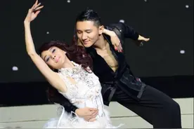 从小跟爷爷爸爸一起跳拉丁，最后他跳成了亚洲冠军图片